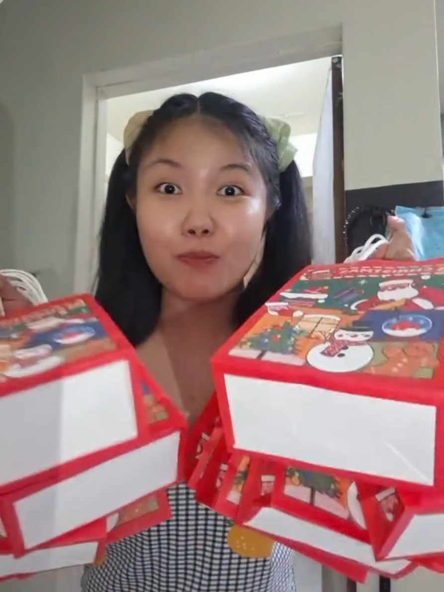 Get ready for the christmas season! bumili kana ng christmas gift bag mo ngayon. Disclaimer: Price may vary after promotion ends. #giftbag #christmasgiftbags #paperbag #christmaspaperbag 