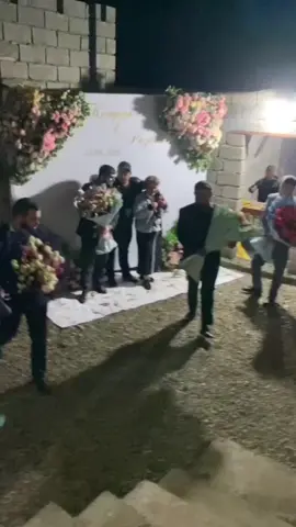 Те-же друзья жениха год назад на свадьбе родителей этого малыша 👩‍❤️‍👨🌹🌹🌹🌹🌹