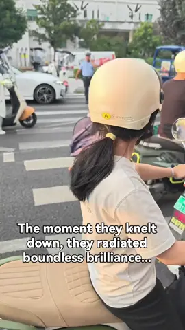 Unstoppable compassion. This pregnant woman immediately performed CPR on a collapsed stranger. A powerful reminder that heroes walk among us, ready to act when it matters most. #CPR  #heromoment  #unsungheroes  #actsofkindness  #inspiration 