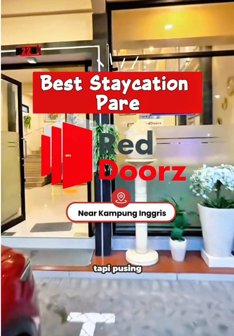 Nginep deket Kampung Inggris Pare 🎓 vibesnya nyaman parah 🔥 Kamarnya bersih, ada WiFi, AC, dan start 200ribuan aja 💸 👉 Klik & booking sekarang sebelum sold out 🚀 @RedDoorz Indonesia #REDTRAVELERS #bukasemuapintu #reddoorz #hotelpare #staycationpare 