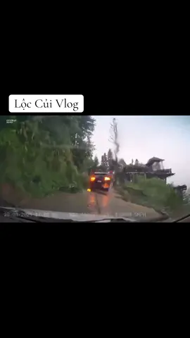 Video trước lúc chiếc Ford bị cuốn xuống vực Cát Cát
