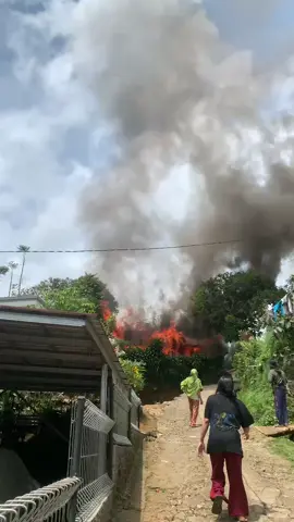 innalilahi.. musibah kebakaran tdi siang PKL 10.00 wib , di kp. puncak manis desa Sukamanah - Gegerbitung . #fyp