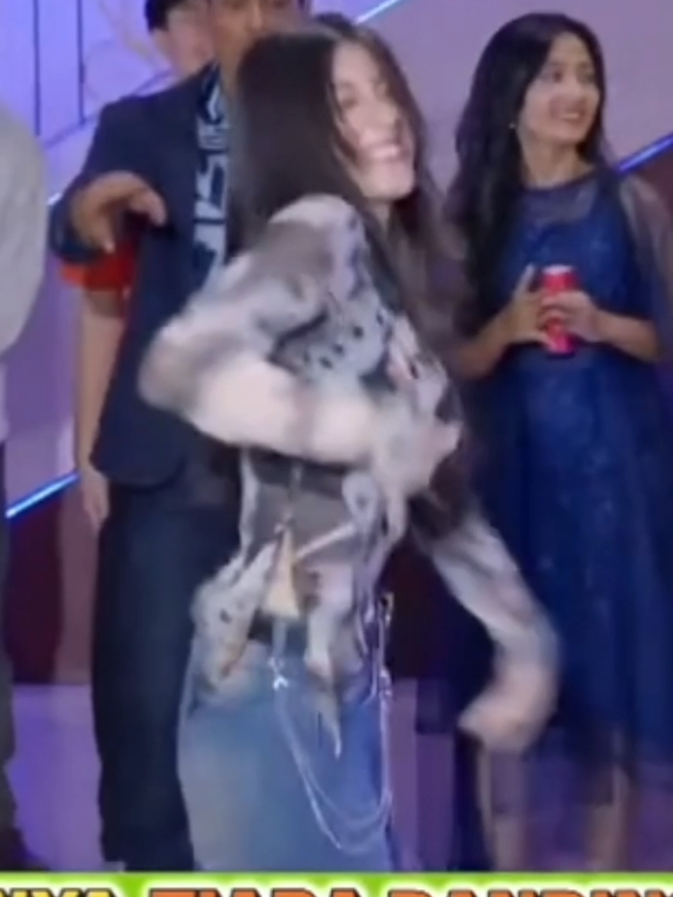 Seunghan sepanjang video : 😯😄🤭👏👏😯😄🤭🤭👏