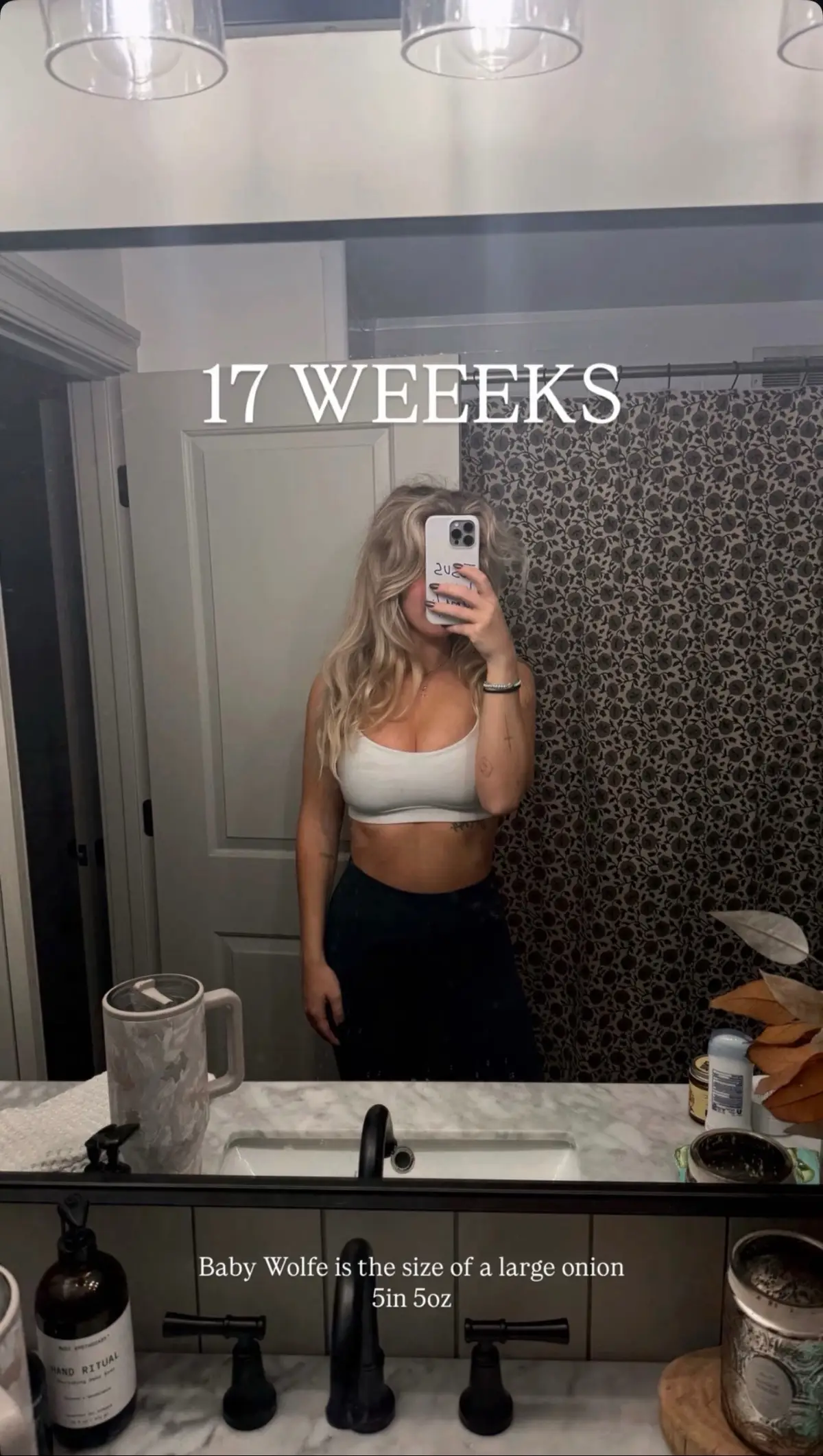 Lifting & Eating goals haven’t changed. Pregnancy doesn’t mean stop lifting 💁🏼‍♀️ Baby Wolfe is the size of a large onion this week 🧅