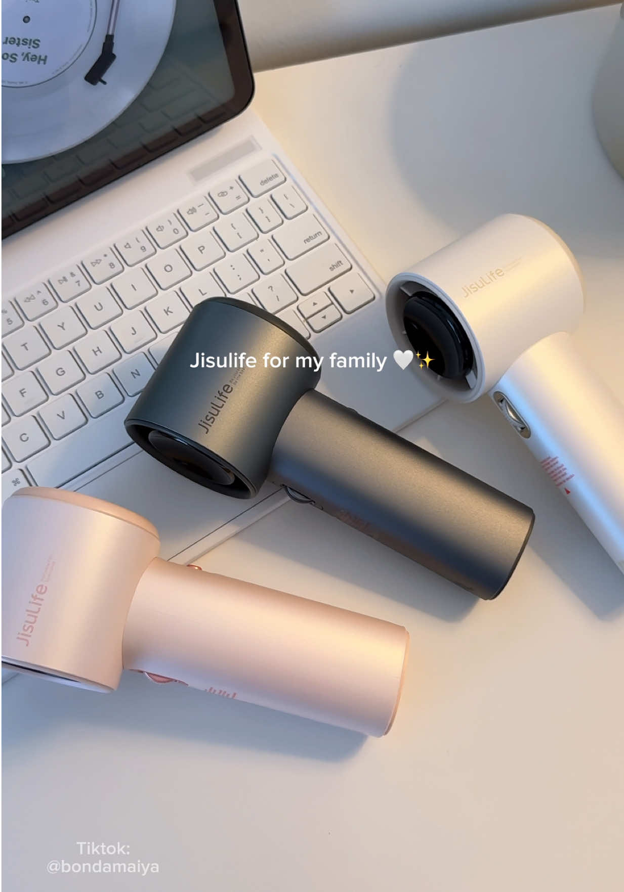 ✅ Bateri 5000mAh tahan 15 jam ⚡ Cas pantas 1.5 jam, 10 minit = 2 jam guna 🌬️ 100 speed level, sejuk ikut keselesaan 💎 Rekaan kipas premium aluminium alloy, ringan & bergaya #Jisulife #HandheldFan #kipas #jisulifeminifan #kipasangin 