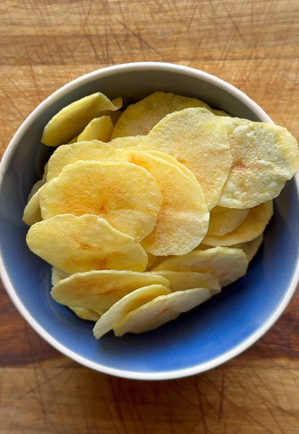 📌 بطاط شبس يخبل - Potato Chips 📌   للمزيد من الوصفات تابعوني على صفحتي  @thekuwaitichef @thekuwaitichef المكونات: شرائح بطاط بخاخ زيت ملح طبخوا البطاط ٣ دقائق بالمايكروويف  Ingredients: Potato slices Oil spray Salt  Cook potato chips in the microwave for 3 minutes للمزيد من الوصفات تابعوني على صفحتي  @thekuwaitichef  @thekuwaitichef   #اكلات_سهله  #طبخات_لذيذه #وصفات_لذيذة #وصفات_سريعة