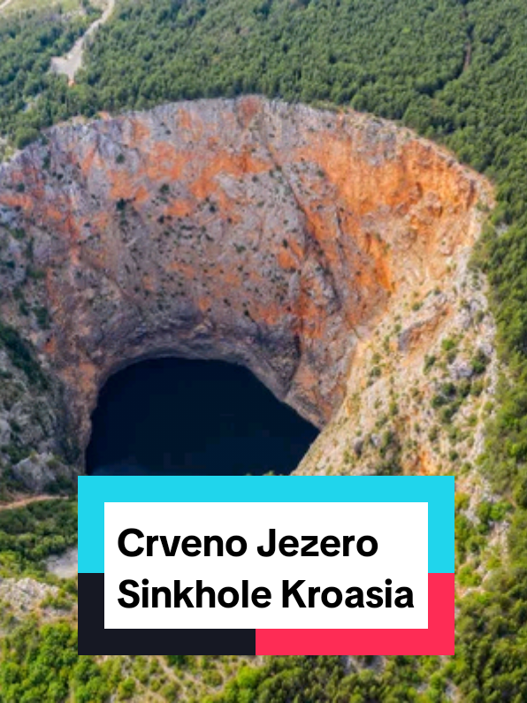 Crveno Jezero, atau yang dikenal sebagai Danau Merah, adalah salah satu sinkhole paling spektakuler di dunia yang berada dekat kota Imotski, Kroasia. Sinkhole ini memiliki kedalaman mencapai sekitar 530 meter dengan danau di bagian dasarnya yang dalamnya sekitar 280 meter. Dinding-dinding tebingnya menjulang curam, sebagian berwarna merah kecokelatan akibat kandungan mineral besi, sehingga memberi nama “Red Lake”. Yang menarik, Crveno Jezero termasuk sinkhole dengan dinding vertikal tertinggi di Eropa, membuatnya tampak seperti kawah raksasa yang menganga di bumi. Danau di dalamnya terhubung dengan sistem gua bawah tanah yang rumit, sehingga airnya tidak pernah benar-benar kering, bahkan saat musim panas. Selain pemandangan geologinya yang menakjubkan, Crveno Jezero juga menyimpan banyak misteri. Karena dindingnya yang sangat curam, danau ini sulit dijangkau, sehingga ekosistem di dalamnya relatif belum banyak diteliti. Tempat ini kini menjadi salah satu destinasi alam ikonik di Kroasia dan menarik perhatian wisatawan, peneliti, maupun pecinta alam. #sinkhole #viral #ai #fyp #kroatien @Velly Nainggolan 