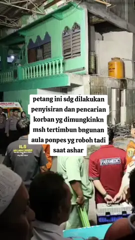 petang ini sdg dilakukan penyisiran dan pencarian korban yg dimungkinkn msh tertimbun bngunan aula ponpes yg roboh tadi saat ashar #suasanaprobolinggo  #fpy  #fpyシ  #f 