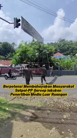 Penertiban Media Luar Ruangan 🚧 Berpotensi membahayakan masyarakat, Satpol PP Kabupaten Sumedang gerak cepat (Gercep) melaksanakan penertiban media luar ruangan yang tidak sesuai ketentuan. Langkah ini dilakukan demi menjaga keselamatan, ketertiban, dan kenyamanan masyarakat di ruang publik. @dedimulyadiofficial @ErwanSetiawan54  @hermansuryatman  @dony ahmad munir  @Kang Fajar  @SATPOL PP PROVINSI JAWA BARAT  @Satpolpp Sumedang  @Dadi Kusnadi  @Ian Ringgo  #SatpolPPSumedang #Tibumtranmas #sumedang #sumedanghits #fyp 