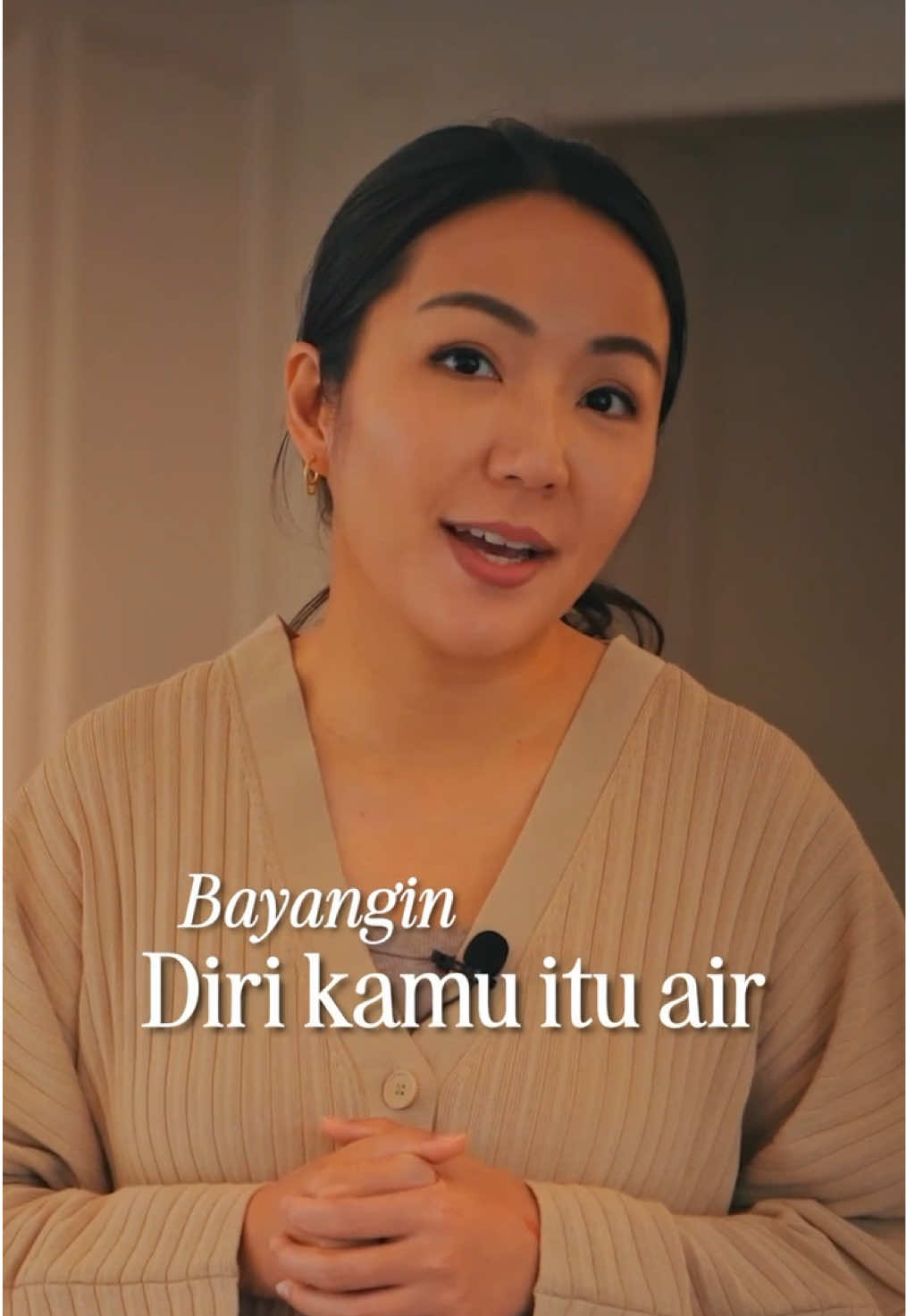 Biarkan emosi hadir, rasakan, lalu lepaskan. Itu bukan dirimu, hanya sesuatu yang lewat✨  Yuk, mulai belajar hadir sepenuhnya bersama perasaanmu. Jangan lupa komen YES kalo Kamu relate sama konten ini :)  #SadarDiri #EmosiAdalahPengalaman #HealingDalamDiam #MindfulLiving