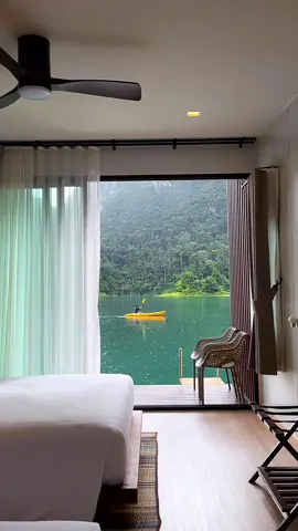 แกนี่คือ ที่พักวิวเขา⛰️                    ที่อลังกาลมาก ภาพแสงตกกระทบน้ำสีเขียวมรกต โปรยด้วยหยาดฝนปรอยๆ เบื้อหลังเป็นภูเขา มันดีมาก แก . เราพักกันที่ 360 issara floating resort ที่พัก ที่ยกให้เป็นที่พักในใจประจำเขื่อนรัชชประภาเลย #360issarafloatingresort #เขื่อนเชี่ยวหลาน #เขื่อนรัชชประภา #khaosok #เขาสก  