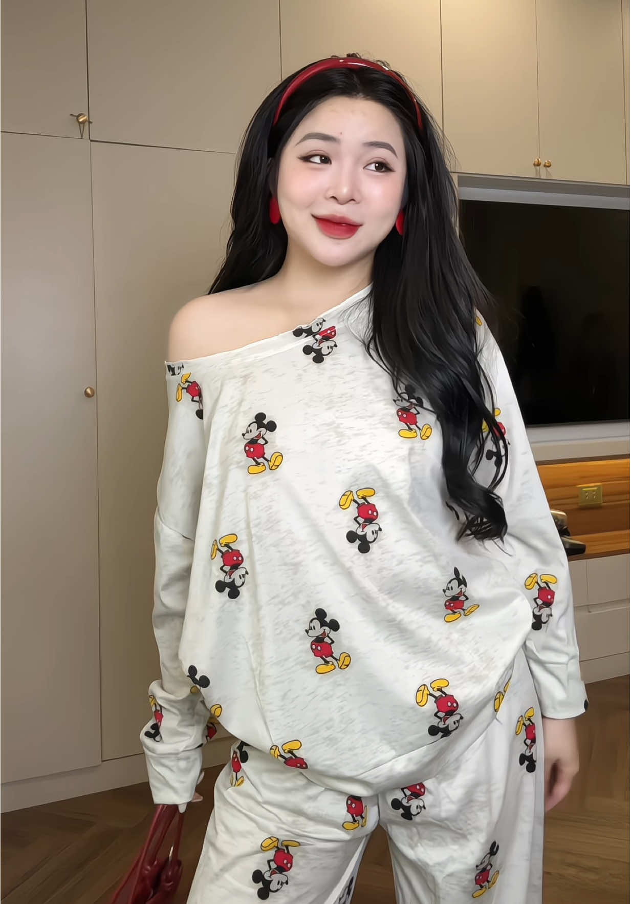 Mua về để mặc mà đẹp quá nên review, trước tui từng mua nhầm 1 shop nhưng fom ôm quá nên mặc k đẹp nè . Các bà mua đúng set link tui gắn nha#xuhuong #tiktokviral #hienday99 #thoitrangnu #viral 