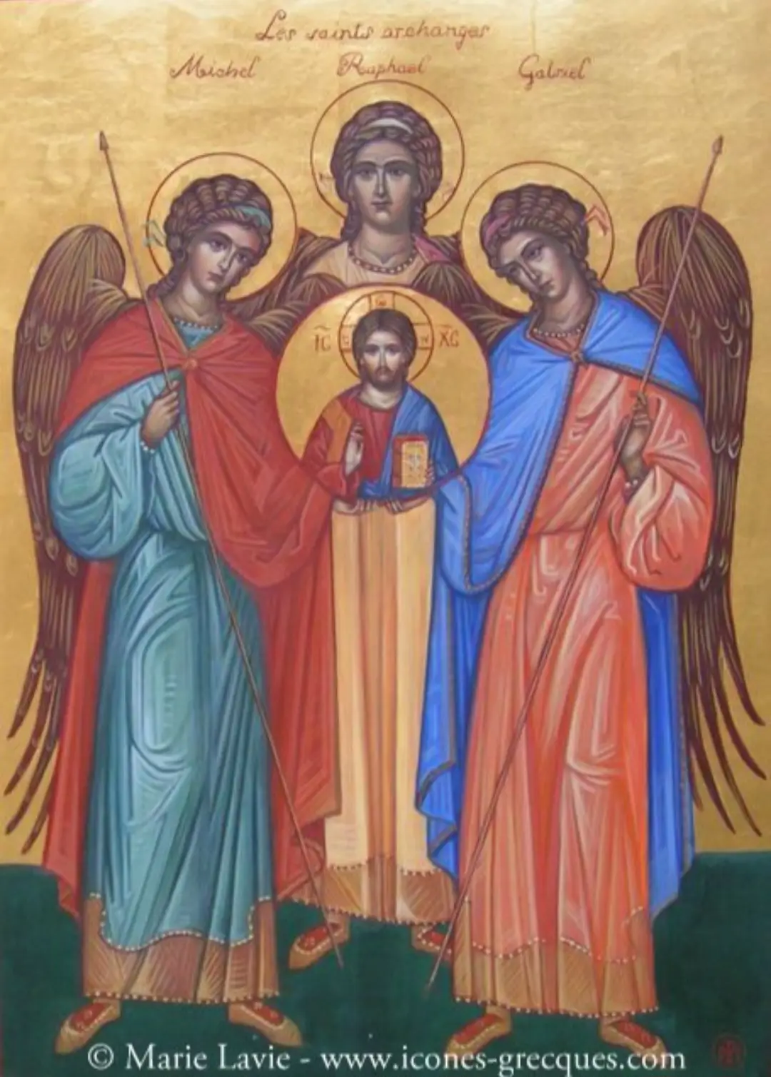 Saint Michel est l’un des principaux archanges de l’Ancien et du Nouveau Testament. En hébreu, son nom signifie “qui est comme Dieu ?”, autrement dit “qui prétend être l’égal de Dieu ?”. Chef de l’armée du Seigneur contre Satan, l’intercession de saint Michel Archange est puissante et nous donne force et courage dans notre combat contre le mal. Comme l’Eglise nous y invite, n’hésitons pas à le faire.  Prière à saint Michel Archange défenseur, du pape Léon XIII “Saint Michel Archange, défendez-nous dans le combat ; soyez notre secours contre la malice et les embûches du démon. Que Dieu lui fasse sentir son empire, nous vous en supplions. Et vous, prince de la milice céleste, repoussez en enfer, par la force divine, Satan et les autres esprits mauvais qui rôdent dans le monde en vue de perdre les âmes. Amen.” Pourquoi prier saint Michel Archange ? La puissance extraordinaire de saint Michel Dans le livre de l'Apocalypse, saint Jean a une vision de l’archange saint Michel terrassant le dragon au cours d’une grande bataille céleste : “Il y eut alors un combat dans le ciel : Michel, avec ses anges, dut combattre le Dragon. Le Dragon, lui aussi, combattait avec ses anges, mais il ne fut pas le plus fort ; pour eux désormais, nulle place dans le ciel.” (Apocalypse 12, 7-8). Saint Michel est ainsi “le chef de l’armée du Seigneur” (Josué 5, 14) qui “fort dans le combat, a remporté la victoire” (bréviaire romain) contre Satan et les démons. Sa force, ses mérites et son amour pour Dieu surpassent ainsi ceux de tous les autres anges. De la même manière que les prières des saints sont pour nous salvatrices, l’intercession de saint Michel est d’une grande puissance. C’est pourquoi Saint Alphonse de Liguori nous invite à le prier : “S'il est salutaire en tout temps de prier Saint Michel, n'est-il pas nécessaire, à l'heure présente, de recourir à sa puissante intercession, de demander à ce glorieux vainqueur de Lucifer, à ce porte-étendard du Christ, de défendre l'Eglise et nous-mêmes dans la lutte terrible, acharnée, des ennemis de Dieu contre la religion et nos âmes ?”. Ainsi, nous pouvons aussi bien pour l’Eglise et les causes publiques que pour nos besoins particuliers.  Dans l’Ancien Testament, saint Michel est décrit comme “l’ange de Dieu, qui marchait en avant d’Israël” (Exode 14, 19). Il est envoyé par Dieu pour “garder [le peuple] en chemin et [le] faire parvenir au lieu (...) préparé” (Exode 23, 20). Cette mission attribué par Dieu à l’archange en fait d’une part le protecteur du peuple de Dieu, donc de l’Eglise, et d’autre part le défenseur des nations.  Saint Michel, défenseur de nos âmes :  Par ailleurs, l’Eglise catholique reconnaît saint Michel comme l’ange à qui Dieu a confié la mission d’introduire les âmes au paradis : “L’archange Michel est venu avec une multitude d’anges. Dieu lui a confié les âmes des saints, pour qu’il les conduise à l’allégresse du paradis” (Bréviaire romain). Nous pouvons donc, avec tous les croyants, faire monter vers saint Michel cette invocation : “Saint Michel Archange, défendez-nous dans le combat, pour que nous ne périssions pas lors du redoutable jugement” (Missel Romain).  Saint Michel peut ainsi nous assister de manière particulière au moment de notre mort, mais il est également capable de nous aider dans notre  tout au long de notre vie (comme  ou ), c'est pourquoi un grand nombre de  prières lui sont adressées. En effet, Dieu lui-même “donne mission à ses anges de [nous] garder sur tous [nos] chemins. Ils [nous] porteront sur leurs mains pour que [notre] pied ne heurte les pierres” (Psaume 91, 11-12).  Quand et comment prier saint Michel ? Prière à saint Michel pour tous les jours Pendant près d’un siècle, une prière à saint Michel Archange fut récitée à la fin de chaque messe. Celle-ci fut  en 1886, puis supprimée par la réforme liturgique du concile Vatican II. Cependant, le Saint-Père Jean-Paul II a vivement recommandé “la pratique quotidienne de la prière à l'Archange Michel, instaurée par Léon XIII.