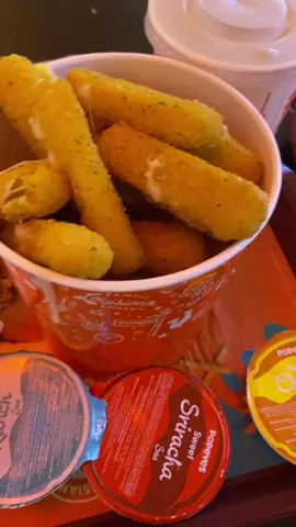 Mozarella stickleri biraz abartmış olabiliriz 🫠 #popeyes#burger#food#Foodie#burgerlover