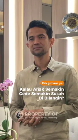 📣 “Dulu nurut-nurut aja, sekarang kok jadi suka bantah?” Banyak orang tua kaget: Anak yang dulunya manis, sekarang mulai susah diatur, jawab-jawab, bahkan ngambek kalau dinasihati. Tapi ini bukan karena anak “bandel”… Ini tandanya anak sedang tumbuh. Dan yang mereka butuh bukan marah, tapi dipahami. 🧠 Ingin tahu cara menghadapi fase ini tanpa emosi meledak-ledak? 📌 Ikuti webinar parenting “Indahnya Mengasuh Bersama” Bersama: DR. Irfan Aulia, Psikolog Anak & Keluarga 🗓️ Tanggal: 4 Oktober 2025 🔗 Daftar lewat link di bio @ayahibuofficial ya! Karena jadi orang tua itu gak harus dijalani sendirian. 🌱 Yuk tumbuh bareng, pahami anak lebih dalam #timayahibu #tumbuhbersama #drirfanaulia #keluarga #anak 