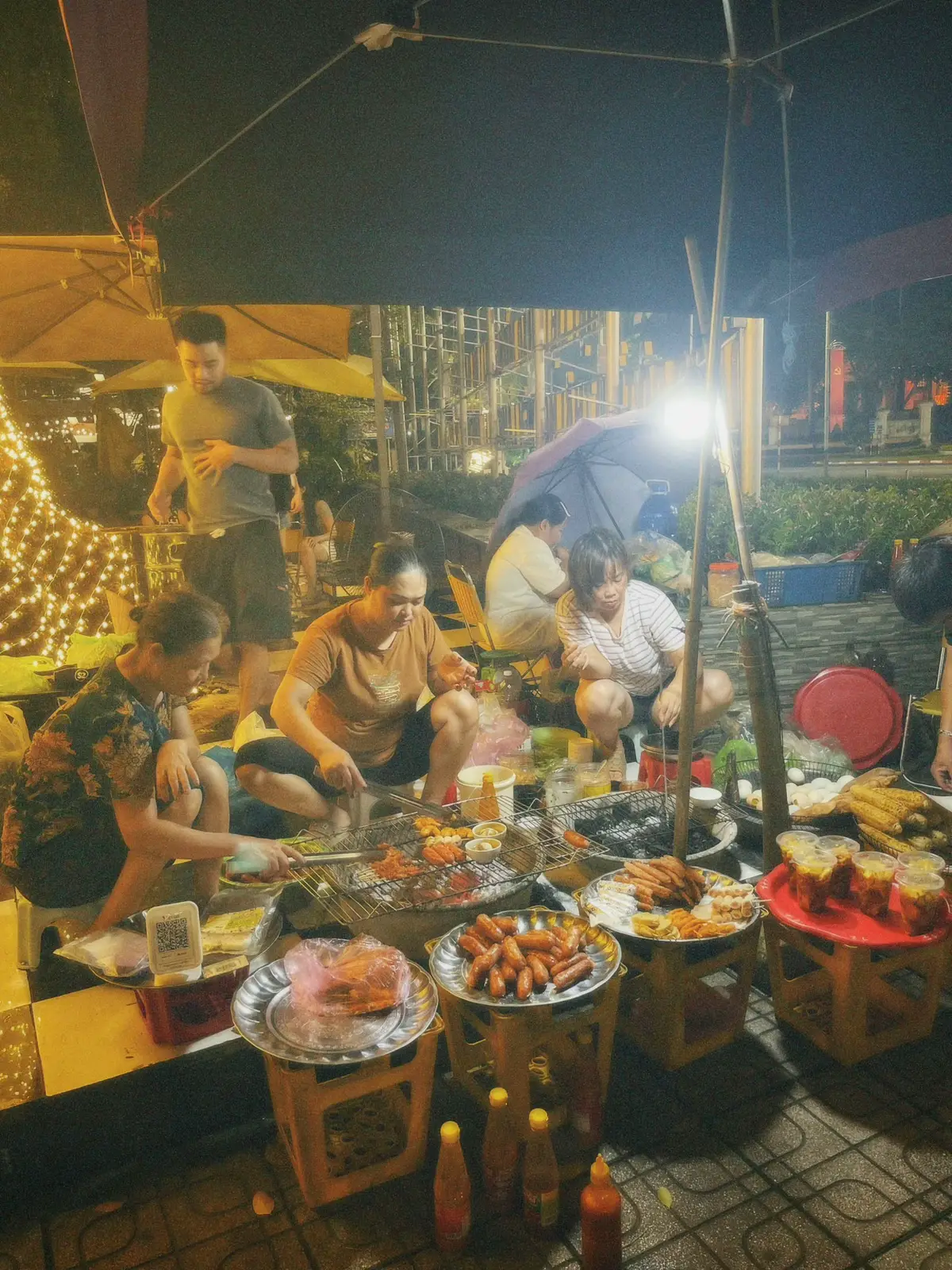 Một buổi tối “chill chill” ở Thái Nguyên đúng chuẩn mùa thu 🍂: Trời se lạnh, mưa lất phất, ngồi bên vỉa hè gọi vài xiên thịt , nem chua, bánh sắn nướng, trứng gà nướng chấm muối tiêu chanh thơm lừng, thêm cốc trà chanh mát lạnh. Vừa ăn vừa ngắm phố phường tấp nập khu vực đường tròn trung tâm, ánh đèn xe hắt xuống đường loang loáng, mưa lất phất từng hồi. Không cần gì nhiều, chỉ với vài món ăn vặt đường phố, một góc nhỏ ngồi chuyện trò cùng bạn bè, thế là đủ tận hưởng trọn vẹn hương vị mùa thu Thái Nguyên trong những ngày se lạnh đầu mùa. #thainguyen #thainguyenangi