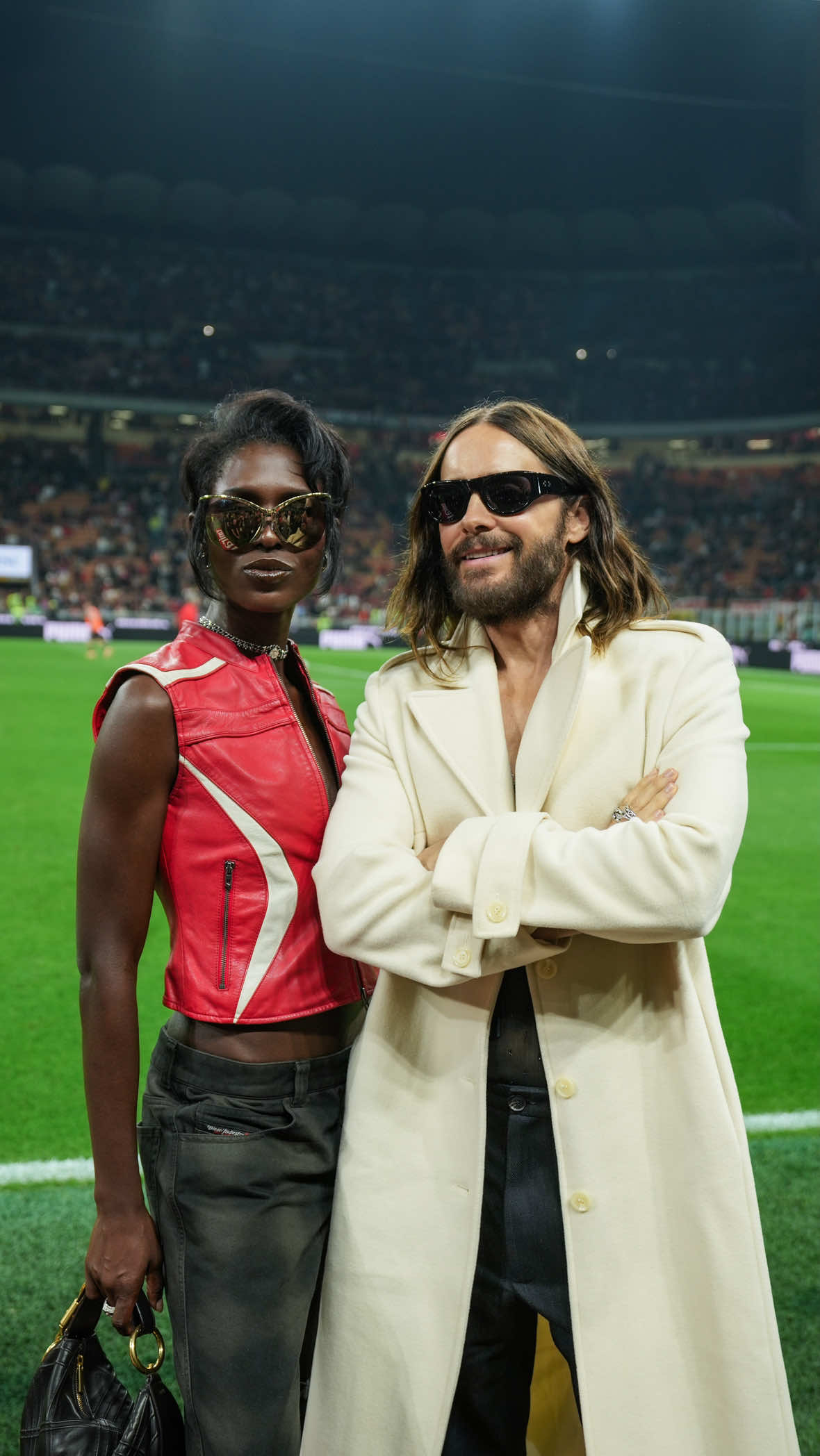 Una sfida tra due contendenti ai piani alti della classifica. Così diverse eppure con un unico obiettivo. Milan e Napoli nella serata di ieri - domenica 28 settembre 2025 - si sono affrontate a San Siro per provare a portare a casa 3 punti pesantissimi, validi, per entrambe, per rimanere ancorate alle prime posizioni della classifica del campionato di Serie A, dove la sfida comincia a farsi serrata e i big match acquistano un significato che va oltre una semplice partita. Una sfida che ha visto anche andare in scena, per la prima volta nel campionato italiano, l’incontro tra due maestri del calcio mondiale: Luka Modrić e Kevin De Bruyne. Vincendo per 2-1 contro gli azzurri in una partita da cardiopalma, la squadra di Massimiliano Allegri si è così portata momentaneamente in testa alla classifica, determinata a proseguire il proprio cammino fatto di sacrifici e conquiste. Come sempre, i rossoneri hanno potuto contare anche sul sostegno dei propri tifosi, pronti a riempire uno stadio intero e a far sentire la propria voce a supporto della squadra. Tra loro, oltre al sempre presente senior advisor Zlatan Ibrahimović, non sono mancati Gilda Ambrosio, Fabio Volo, Shablo, Melissa Satta e Carlo Beretta. Le partire del Milan rappresentano ormai sempre di più un punto di riferimento anche in occasione della Milano Fashion Week, chiamando a sé numerosi ospiti internazionali. Oltre a parte del cast di Tron: Ares, con Jared Leto, Jodie Turner-Smith e il regista Joachim Rønning, a incitare i rossoneri dagli spalti ci sono stati altri illustri tifosi d’eccezione, come l’attrice cinese Liu Xiening, Olivia Palermo e il marito Johannes Huebl e il mistico e yogi indiano Sadhguru. #whoopsee #milannapoli 