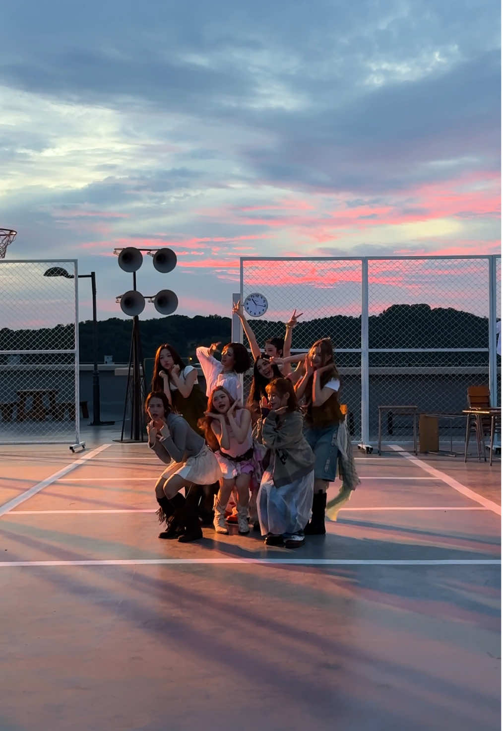 the sky is pretty as well #Hearts2Hearts #하츠투하츠 #H2H #PrettyPlease #Hearts2Hearts_PrettyPlease 