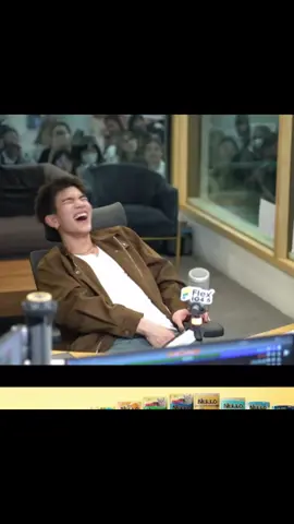 Nghệ sĩ bị chuột rút trên live #Fourthnattawat #flex1045xfourth_sidetoside