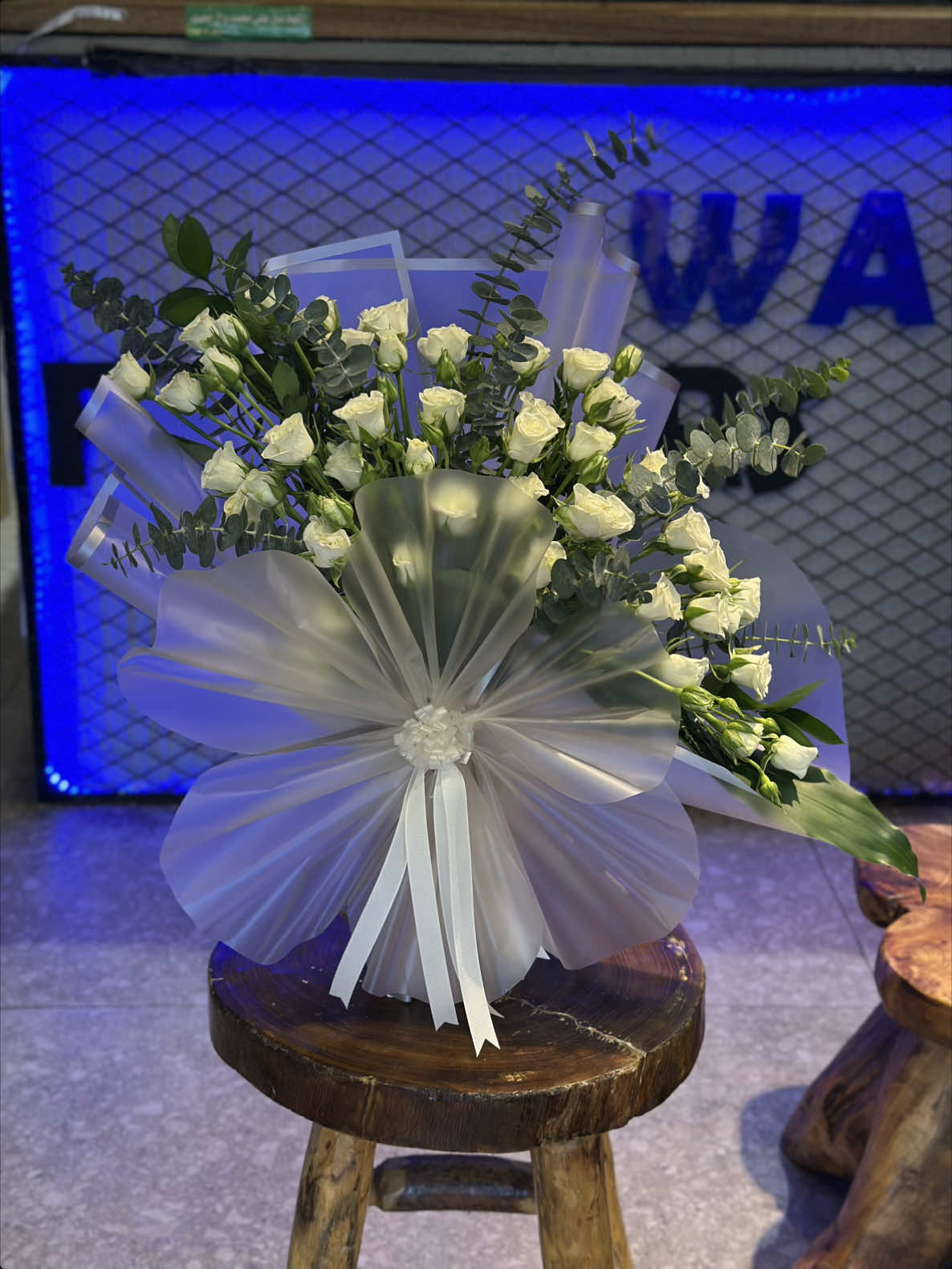 Trying the baby roses and eucalyptus for this stand bouquet ❣️🫰🏻🥰 #flowerpower #standbouquet #saudiflorist #florist #flowerarrangement 