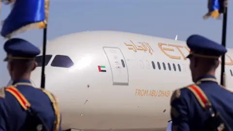 رئيس الدولة يصل القاهرة في زيارة أخوية.. والرئيس المصري في مقدمة مستقبليه وصل صاحب السمو الشيخ محمد بن زايد آل نهيان رئيس الدولة 