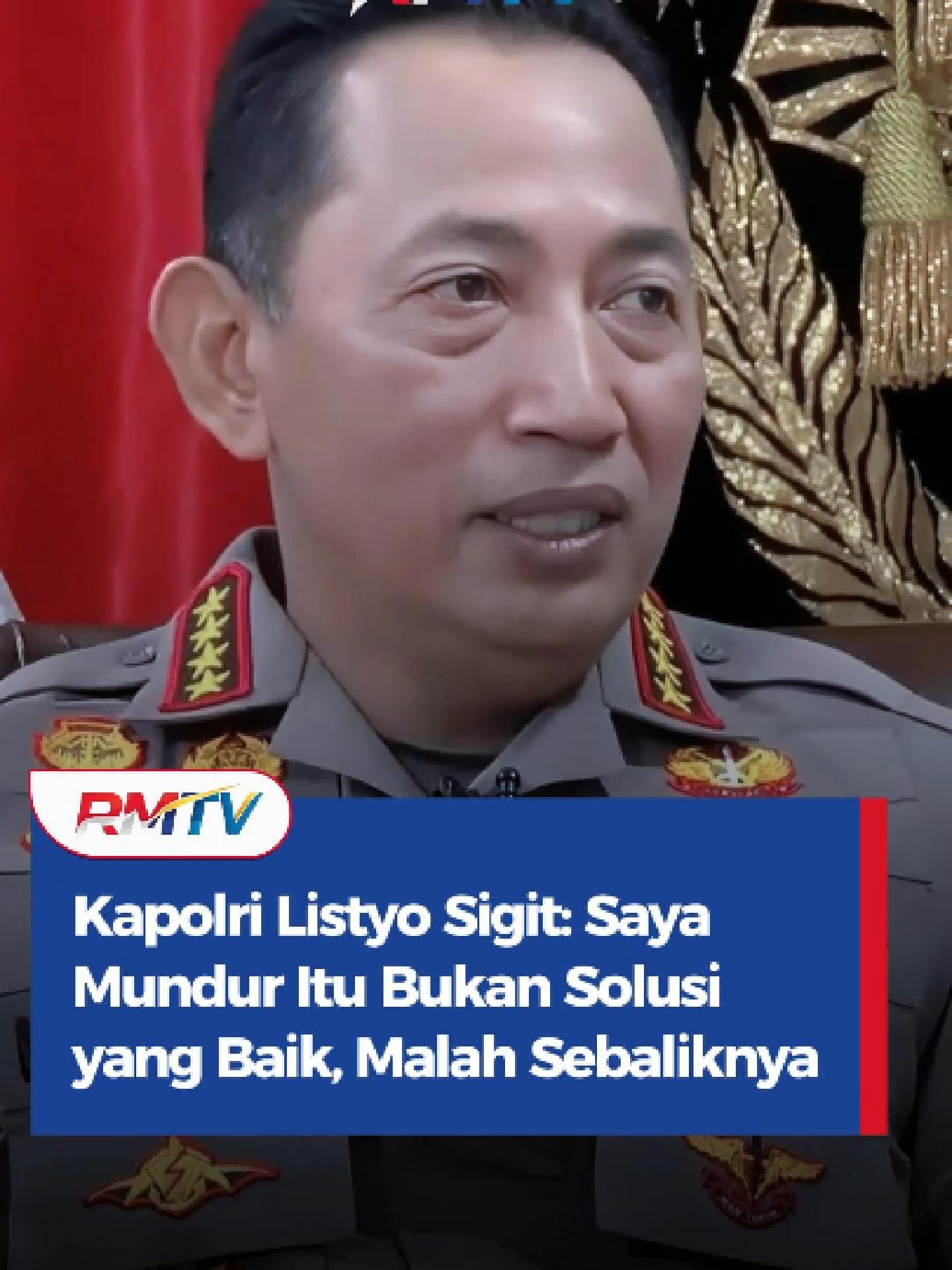 Kapolri Jenderal Listyo Sigit Prabowo akhirnya buka-bukaan mengenai desakan mundur yang dialaminya saat kerusuhan demo pecah pada akhir Agustus 2025 lalu. Sebab, ketika demo berujung ricuh, terutama saat kendaraan taktis (rantis) Brimob Polri melindas seorang pengemudi ojek online (ojol) bernama Affan Kurniawan sampai tewas di Jakarta, kerusuhan makin menjadi-jadi. Massa bahkan melakukan pembakaran fasilitas umum dan gedung DPRD di mana-mana, menyerang Mako Brimob dan kantor polisi, serta menjarah rumah. Di saat situasi memanas seperti itulah Kapolri Jenderal Listyo Sigit Prabowo didesak mundur oleh publik. Malahan, hal tersebut sempat menjadi beban dalam pikirannya. Hal tersebut Sigit sampaikan dalam program Rosi di Kompas TV, Kamis (25/9/2025) malam. Sigit mengaku telah bertanya kepada para pejabat utama dan anggota Polri mengenai, bagaimana jika dirinya mundur dari Kapolri. Akan tetapi, Sigit mengeklaim, para bawahannya di Polri itu keberatan. Sigit pun yakin, pengunduran diri yang dia lakukan akan membuat situasi semakin kacau, bukan malah memperbaiki keadaan. #kapolrilistyosigitprabowo #kapolrijenderallistyosigitprabowo #kapolriindonesia #listyosigitprabowo #listyosigitkapolri #copotkapolri #copotkapolrilistyosigit