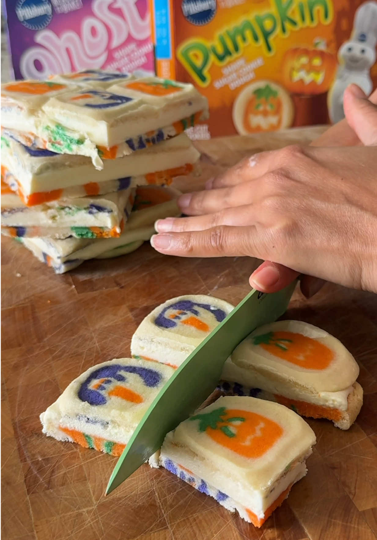 The best 👻 Love these nostalgic cookies & how @moribyan shared these cute sandwiches! A staple in our house now. #halloweendesserts #icecreamsandwich 