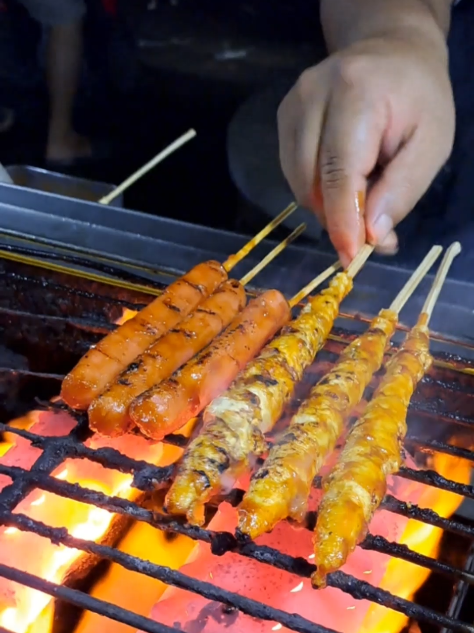TELUR GULUNG MBI SOSIS BAKAR E BIG BOSS YO ENAK TERNYATA, SIMPLE TAPI OKE... . . Tag temanmu yang belum tau telur gulung big boss satu ini.. . . ___ 🏠 TELUR GULUNG BIG BOSS 📍 Jalan Pati - Tayu (Depan Pasar Wedarijaksa) Wedarijaksa, Pati 🕖 Setiap hari, 17.00 - 22.00 WIB 💵 Rp 2.000 ,- ___ NB : . Jika ditanya, dapat info kuliner dari instagram @kulinerpatisukses . . Kuliner jajananmu pengen di post atau dikunjungi? Silahkan DM atau TAG #kulinerpatisukses ___ Sukses terus kuliner jajanan di kota pati! Mantap Kulinere Sukses Usahane!  #pati #aslipati #kotapati #kulinerpatisukses 