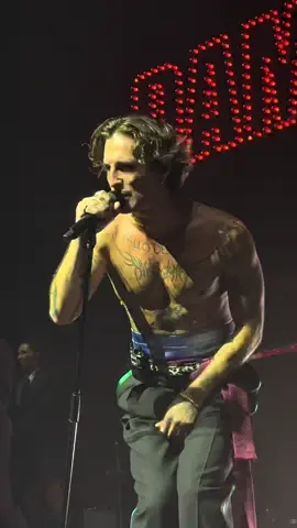 it’s getting hot in london 🥵 @Damiano David #damianodavid #maneskin #concert #london #foryou 
