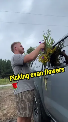 Let’s make the ugliest but most thoughtful bouquet for my fiancé 💐 #foryou #couple #Love #flowers #fypシ 