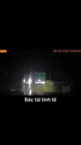 Bác tài xe ben Tinh tế. Thấy đi sau, đến chỗ rộng và an toàn hơn đã ra tín hiệu cho vượt. Hành động đẹp. #taixe #đẹp #viralvideo 