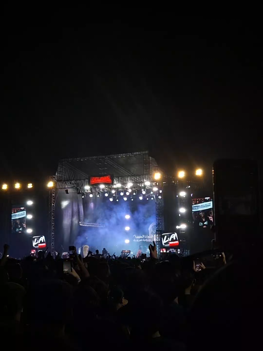 Maafkan anakmu yang masih menyusahkan 🙂 #rebellionrose #konserrebellionrose #terimakasihayahibu 