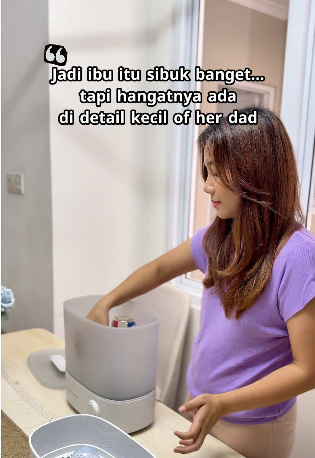 Jadi Ibu itu sibuk sekali… tapi hangatnya selalu terasa di detail kecil. 💜 Karena itu, susu untuk si kecil pun harus berada di suhu yang tepat. Dengan Philips Avent Premium Fast Bottle Warmer SCF358: ✔️ Fitur defrost praktis ✔️ Susu tetap hangat hingga 60 menit ✨ Kehangatan terbaik untuk si kecil, kapan pun dibutuhkan. #ShareTheCare #BotolBayi #Antikolik #RekomendasiBotolBayi #PhilipsAventIndonesia 