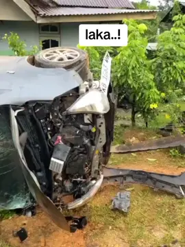 #INFOTERKINI 👉 Pengemudi Tabrak Mobil dan Rumah Warga di Senyabang Setelah Hindari Anjing Sebuah kecelakaan lalu lintas tunggal terjadi di kawasan Senyabang pada pagi hari ini, sekitar pukul 05.30 WIB.  Kecelakaan ini melibatkan seorang pengemudi mobil yang dilaporkan berusaha menghindari seekor anjing yang tiba-tiba melintas di jalan. Menurut keterangan saksi di lokasi, pengemudi kehilangan kendali atas kendaraannya saat melakukan manuver mendadak untuk menghindari tabrakan dengan anjing tersebut.  Akibatnya, mobil oleng dan akhirnya menabrak satu unit mobil lain yang sedang terparkir, sebelum akhirnya menghantam bagian depan rumah seorang warga. Beruntungnya, dalam insiden ini tidak ada korban jiwa maupun luka serius yang menimpa pengemudi.  Pengemudi dilaporkan selamat, hanya mengalami kerugian material berupa kerusakan pada kendaraannya. “Kejadiannya sangat cepat, sekitar setengah enam pagi, saat jalanan masih agak sepi. Mobil itu tiba-tiba banting stir dan langsung menabrak mobil yang parkir, lalu menabrak teras rumah,” ujar seorang warga setempat yang enggan disebutkan namanya. Kerusakan material cukup signifikan dialami oleh mobil pelaku, mobil yang ditabrak, serta bagian depan rumah warga. #laka #lakalantas #insiden #infoterkini
