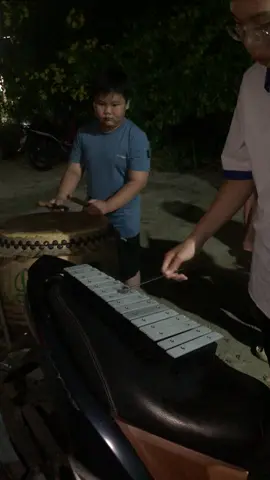 #lansurongvietnam chuẩn bị chiến trung thu sắp tới , mà em nhỏ hơi quên bài xíu sr 😂
