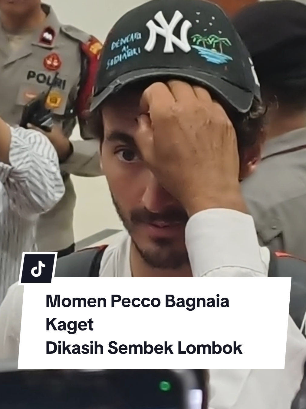 Saat Tiba di Lombok, Pecco Bagnaia kaget dikasih Sembek. Sembek bertujuan agar orang tersebut terhindar dari gangguan jin atau lainnya yang sedang mengganggunya #motogp2025 #peccobagnaia 