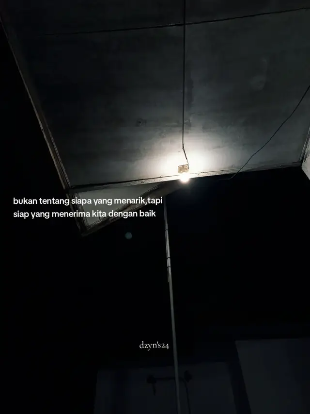 Bahan-bahan: 1 papan tempe Minyak goreng secukupnya Bumbu halus: 5 siung bawang merah 3 siung bawang putih 50 gram cabai merah Cabai rawit secukupnya (opsional, jika suka pedas)  Bumbu pelengkap: 2 lembar daun salam 2 cm lengkuas, digeprek Garam secukupnya Gula pasir secukupnya (bisa diganti gula merah) Kaldu bubuk secukupnya Air asam jawa secukupnya (opsional)  Langkah-langkah membuat tempe balado: Persiapan tempe: Potong tempe menjadi bentuk dadu kecil atau sesuai selera. Goreng tempe: Panaskan minyak goreng dalam wajan. Goreng tempe hingga matang dan berwarna kuning keemasan. Angkat dan tiriskan. Haluskan bumbu: Haluskan semua bahan bumbu halus (bawang merah, bawang putih, dan cabai) menggunakan cobek atau blender. Tumis bumbu: Panaskan sedikit minyak sisa menggoreng tempe. Tumis bumbu halus hingga harum dan matang. Masukkan bumbu pelengkap: Tambahkan daun salam, lengkuas, garam, gula, dan kaldu bubuk ke dalam tumisan bumbu. Aduk rata. Jika menggunakan air asam jawa, masukkan pada langkah ini. Koreksi rasa: Cicipi bumbu balado, tambahkan garam atau gula jika diperlukan. Campurkan tempe: Masukkan tempe yang sudah digoreng ke dalam bumbu balado. Aduk rata hingga seluruh tempe terlumuri bumbu dengan sempurna. Sajikan: Angkat tempe balado, lalu sajikan selagi hangat sebagai lauk pendamping nasi.  #promomakangajian #galaubrutal #xyzabc #foryoupage 