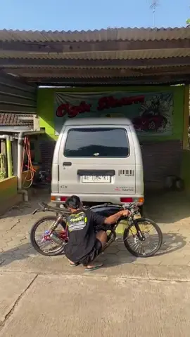 Ngops karo ngrungoke. Gemblegarya herex 300