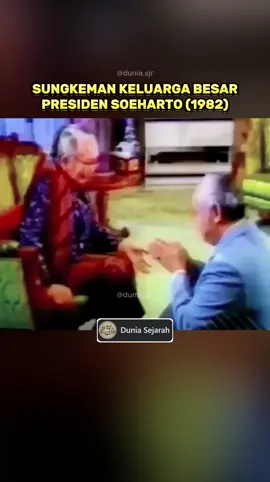 Hari Raya Idul Fitri selalu jadi momen penuh makna. Dalam video ini, tampak Keluarga Besar Presiden Soeharto melakukan sungkeman di kediaman Jalan Cendana, Menteng, Jakarta Pusat pada 1 Syawal 1402H / 22 Juli 1982. Tradisi sungkeman bukan hanya simbol hormat kepada orang tua, tapi juga bentuk menjaga tali silaturahmi dan kerukunan keluarga. Potret nostalgia Lebaran di era Orde Baru yang sarat kehangatan dan nilai kekeluargaan. #Soeharto #HariRaya #Lebaran #Jadul #Sungkeman 