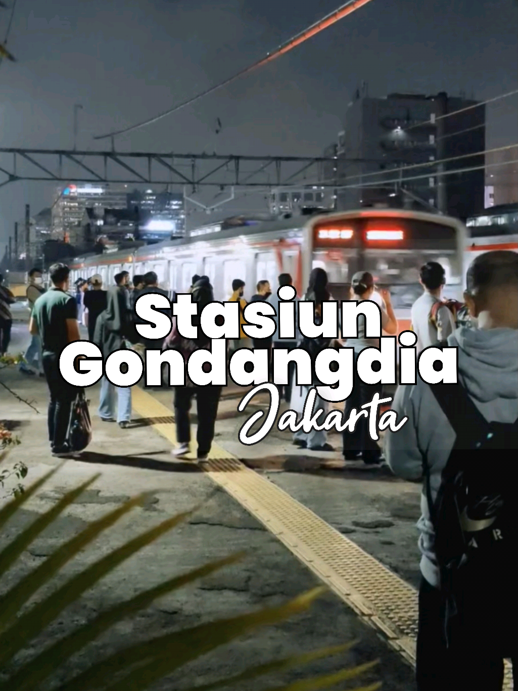 Stasiun Gondangdia Jakarta ✨🚊 . . #vibes #stasiungondangdia #jakarta #videocinematic #krl #krlcommuterline #jakartamalamhari #foryourpage 