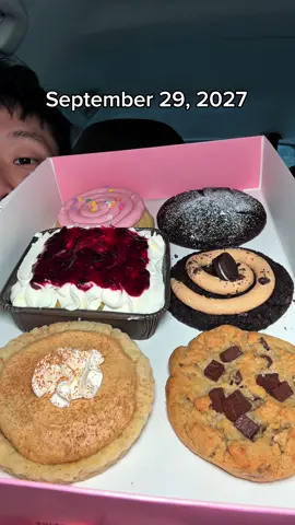Crumbl cookies September 29 #crumbl #crumblecookie #cookies #eatingshow #mukbang 