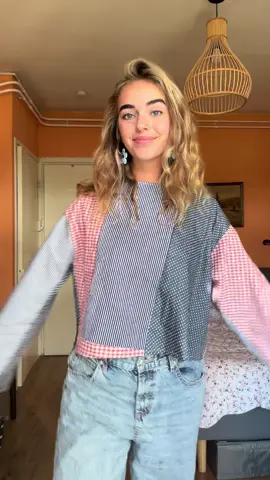 Blouse uit restjesss Het patroon kun je maken met een longsleeve die je nog hebt liggen 😍 #sewing #naaien #naaiproject #DIY #pattern #design #doorbellen #OOTD #kreadoe #beginner #inspiration #blouse #top #reststof #stoffen 