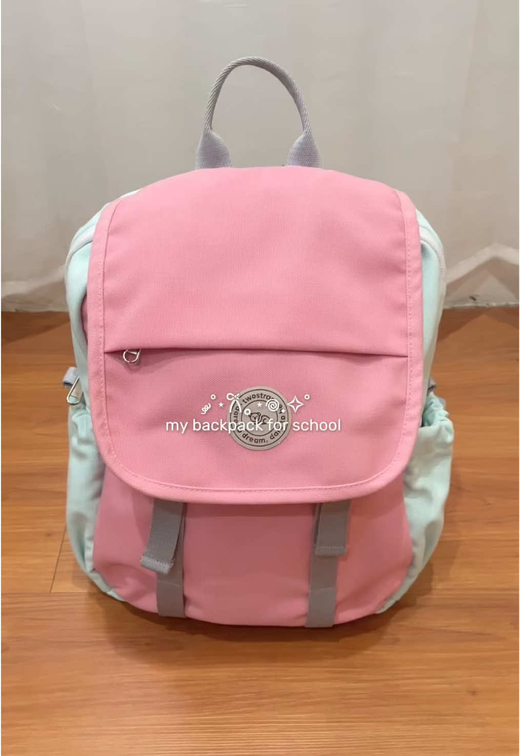 Ur favorite compact backpack for school🤗 pilih versi mini flappy atau flappy backpack? Atau perlu kita bandingin perbedaannyaa?? 🫣 #DareToDreamDareToBe #twostrapbags  #Backpack #twostrap #GajianSale
