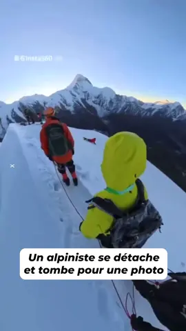 Un alpiniste de 31 ans a trouvé la m*rt lors de l’ascension du Nama Peak (Chine, Sichuan), culminant à 5 588 mètres, après avoir détaché son dispositif de sécurité pour prendre une photo. Selon les témoignages et les publications locales, l’homme ne portait pas de piolet au moment de l’accident. Il a glissé dans une zone dangereuse, près d’une crevasse, et est tombé sur plus de 200 mètres sans pouvoir s’arrêter ni se raccrocher. Son corps a été retrouvé par les secours, mais il n’a pas survécu à la chute. #alpiniste #montagne #chute