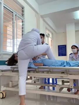 Cô bệnh nhân khổ nhất thế giới cùng a điều dưỡng hăng say với nghề 😂 #xuhuong #dieuduong #cmc 