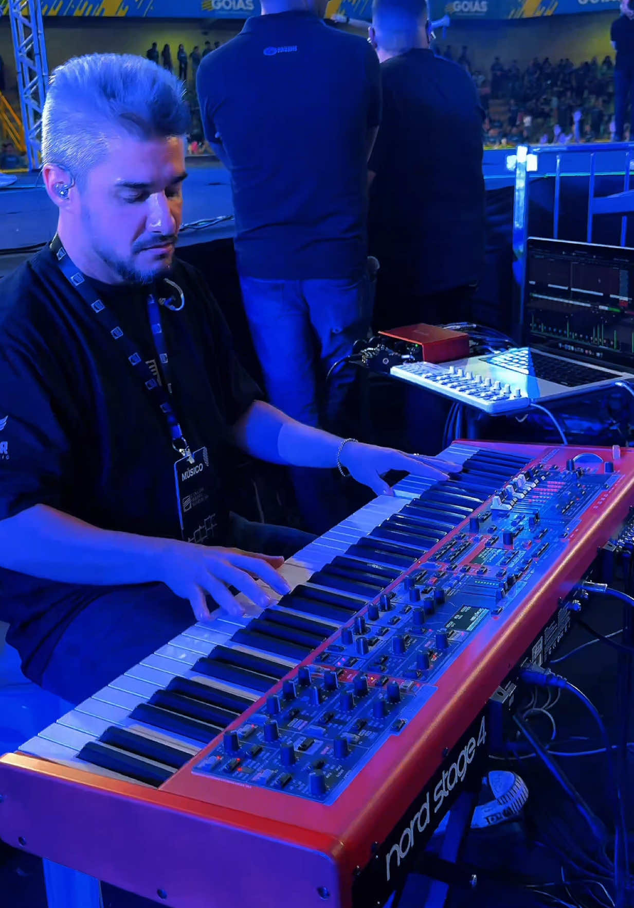🔥 Tocando “Holy Forever” 🙏✨ No Goiânia Arena com a Casa do Oleiro 🎹 Energia, emoção, próprios timbres no teclado… impossível segurar a intensidade desse momento! 🎶 Se você curtiu esse som, dá uma olhada no link da bio! #musica #holyforever #music #church #worship 