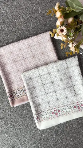 New motif lagi, warnanya cantik banget & banyak pilihan warna😍  Motifnya simple elegan banget ta bestie, jangan sampe diskip!😭  Cek keranjang langsung co yuk!🤗💖  #sylahijab #grosirhijab #fyp #tudung #hijabmotif 