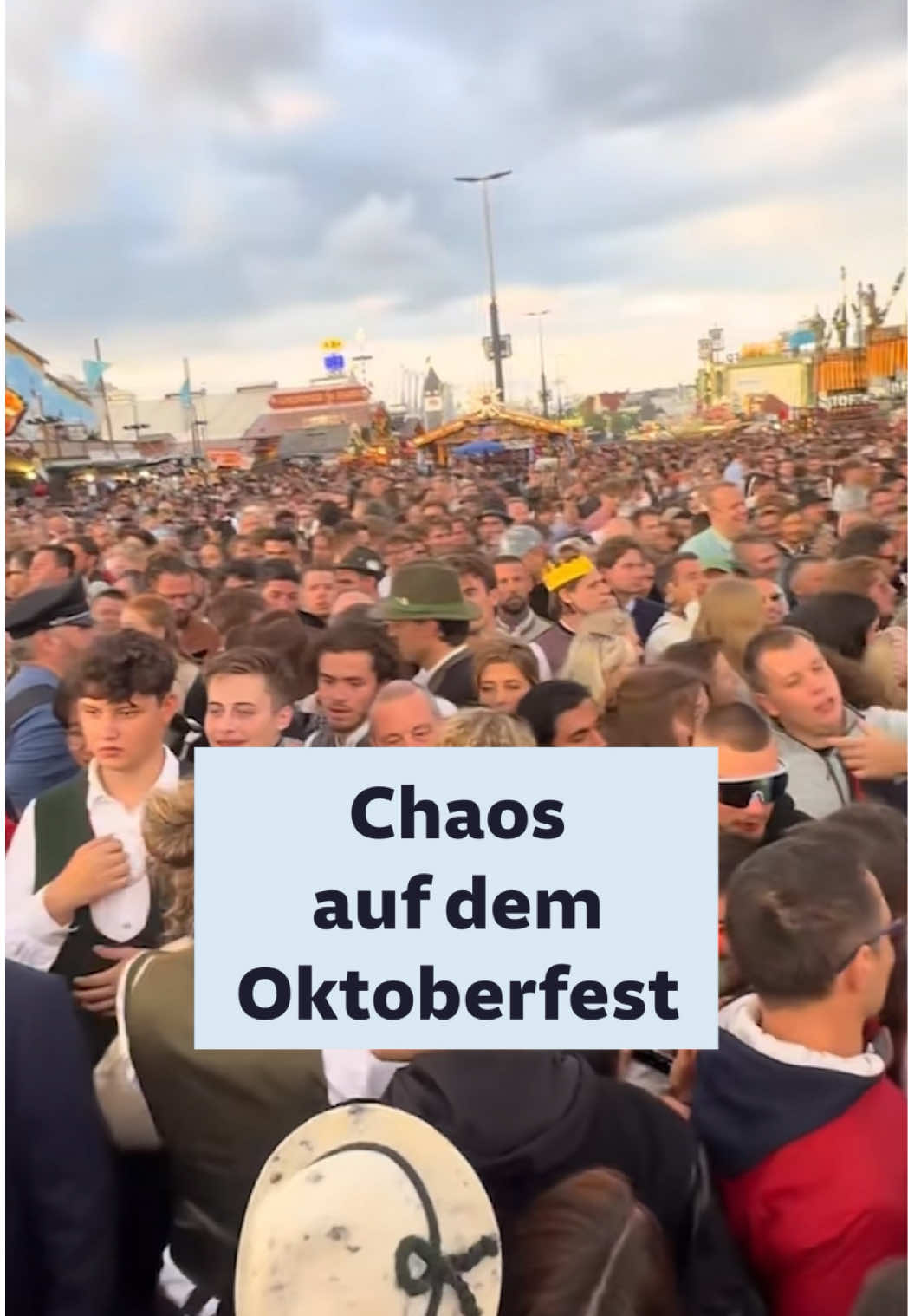 Wie ist es am Samstag zu dem Chaos auf dem überfüllten Oktoberfest-Gelände gekommen und wie haben die Menschen vor Ort die Situation erlebt? Wir haben uns auf der Wiesn umgehört und bei den Schaustellern nachgefragt. Sie dürfen nichts dazu sagen, Ansagen von oben, heißt es von einigen. Fragt man dazu beim Schaustellervorstand nach, ob das stimmt, wird solch ein angebliches Redeverbot dementiert. Ein paar Aussagen gibt es dann aber doch.   Video: Lisa Bögl   #München #Wiesn #Oktoberfest #Massenpanik 