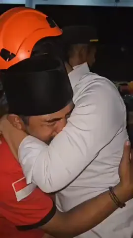 Inna lillahi wa inna ilaihi raji’un. Kita semua berduka atas musibah ambruknya Musholla Al Khoziny, Buduran, Sidoarjo. Semoga para korban diberikan tempat terbaik di sisi Allah SWT, dan keluarga yang ditinggalkan diberi kekuatan serta ketabahan. Gubernur Jawa Timur, Ibu Khofifah bersama Wakil Gubernur, Mas Emil Dardak, terus berkoordinasi di lapangan untuk memastikan proses evakuasi dan penanganan berjalan dengan lancar. Mari kita panjatkan doa bersama untuk keselamatan, pemulihan, dan kebaikan bagi semua yang terdampak. #alkhozinybuduran  #sidoarjo  #pondokpesantren 