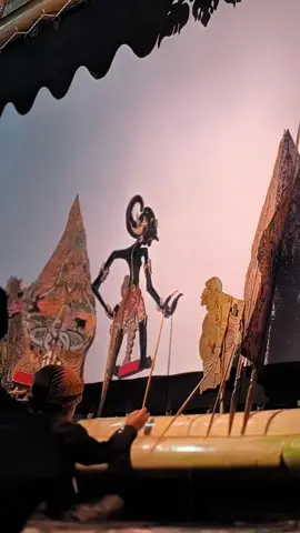 sebuah kebanggaan untuk saya dengan anak umur 7th membaca aja masih ngeja🥹 tapi hobi dalang dan suka wayang mampu hafal naskah tanpa salah 😭 dan berani tampil sendiri di panggung , makasih mas ghani udah menunjukkan yang terbaik, juara adalah bonus pengalaman yang di cari, terus belajar dan terus berlatih 🔥🔥 #wayang #dalangcilik #wayangkulit #dalangkecil #fyp 